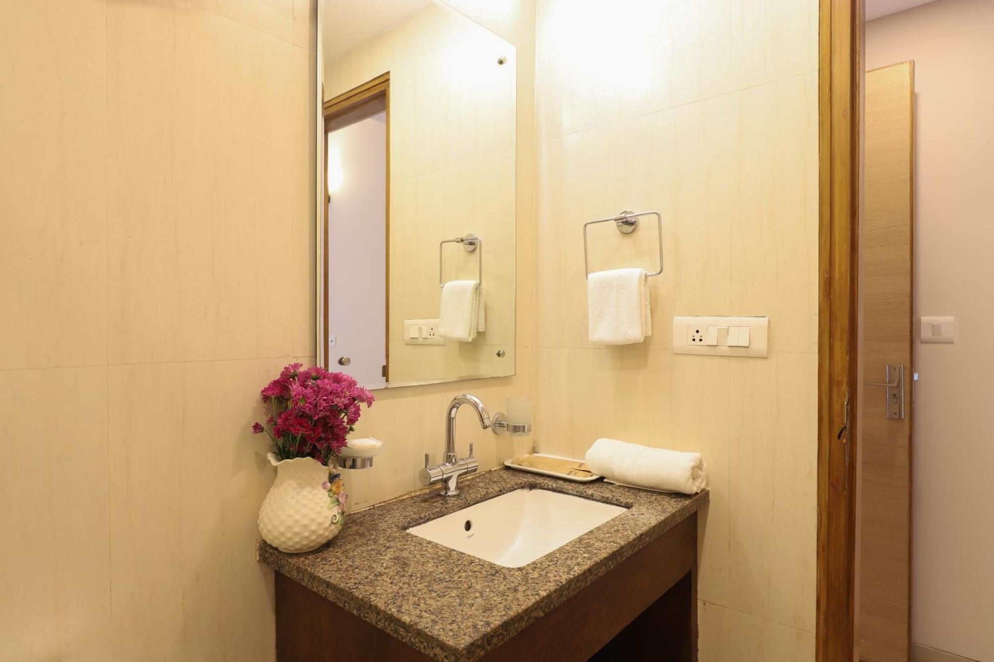 Veera Strand Park Serviced Apartments Near Calangute Bagian luar foto
